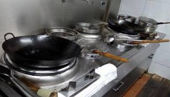 食堂燃?xì)庠罹? /> 
<h3>
	食堂燃?xì)庠罹?
</h3>
1、使用燃?xì)庠罹咔埃瑧?yīng)先檢查所有截門是否關(guān)閉，確認(rèn)無(wú)誤后，開(kāi)啟總截門再進(jìn)行使用。<br />
2、操作時(shí)須嚴(yán)格執(zhí)行“火等氣”的原則，嚴(yán)禁先開(kāi)氣后點(diǎn)火，以防爆燃。<br />
3、點(diǎn)火時(shí)，應(yīng)先點(diǎn)燃點(diǎn)火棒，再點(diǎn)燃長(zhǎng)明火，由長(zhǎng)明火點(diǎn)燃主火孔。嚴(yán)禁違章操作。<br />
4、間斷使用時(shí)，須先確認(rèn)長(zhǎng)明火是否長(zhǎng)明，如已熄滅，須按第三條重新操作。嚴(yán)禁盲目操作而發(fā)生燃?xì)庑孤丁?br />
5、使用完畢后，應(yīng)按程序先關(guān)小截門，再關(guān)中截門，最后關(guān)閉總截門。嚴(yán)禁只關(guān)總截門而不關(guān)中、小截門。<br />
6、凡使用者必須保持灶具設(shè)備干凈整潔、完好無(wú)損，發(fā)現(xiàn)問(wèn)題及時(shí)報(bào)告。<br />
7、如發(fā)現(xiàn)燃?xì)庑孤兑⒓搓P(guān)閉總截門，迅速開(kāi)窗通風(fēng)并及時(shí)報(bào)修。<br />
8、下班時(shí)，必須檢查所有燃?xì)饨亻T、電器開(kāi)關(guān)是否關(guān)閉，確認(rèn)無(wú)誤后，方可下班離崗。<br />
<hr />
<img src=